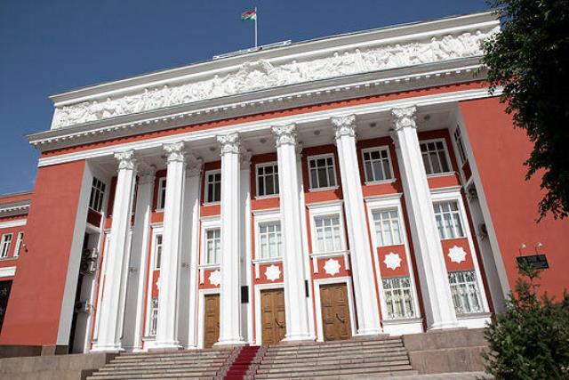 Парламент Таджикистана предоставил Эмомали Рахмону право пожизненно быть президентом